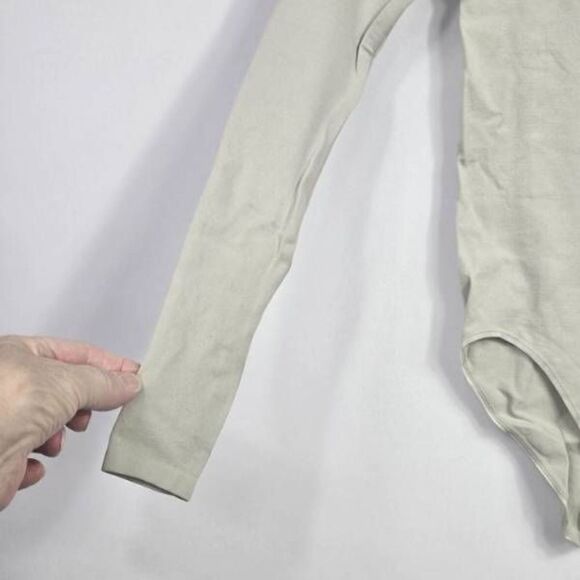 Skims light Essential bodysuit Nwot - Picture 4 of 8